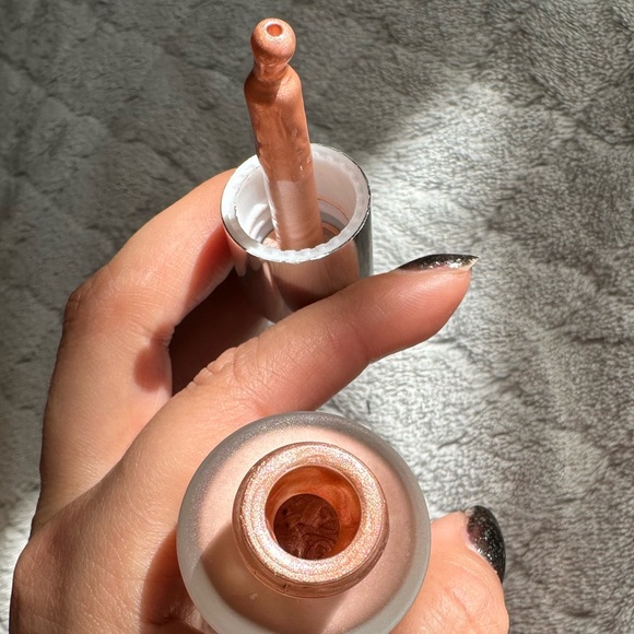 Iconic London illuminator- blush - Picture 7 of 8